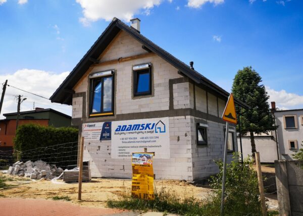 dom w motylkach złotniki