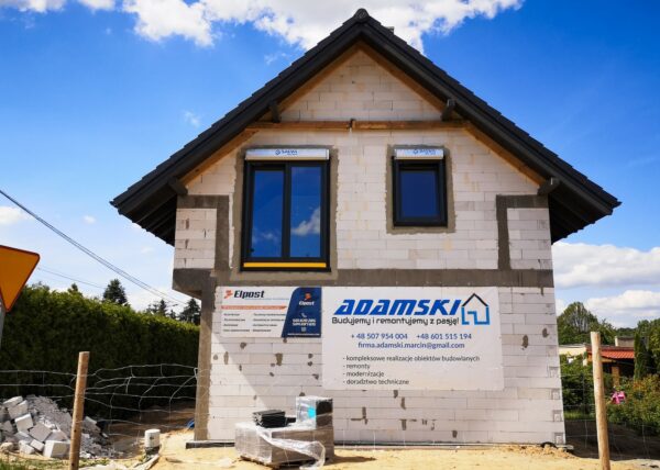 dom w motylkach złotniki