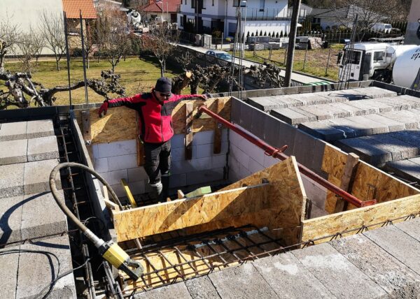 dom w motylkach złotniki