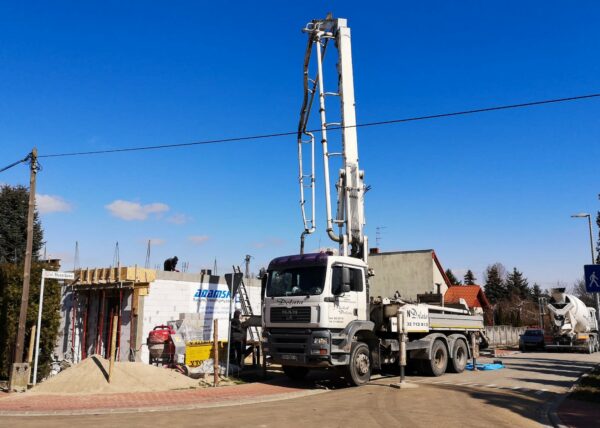 dom w motylkach złotniki