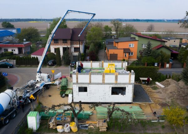 dom w motylkach złotniki