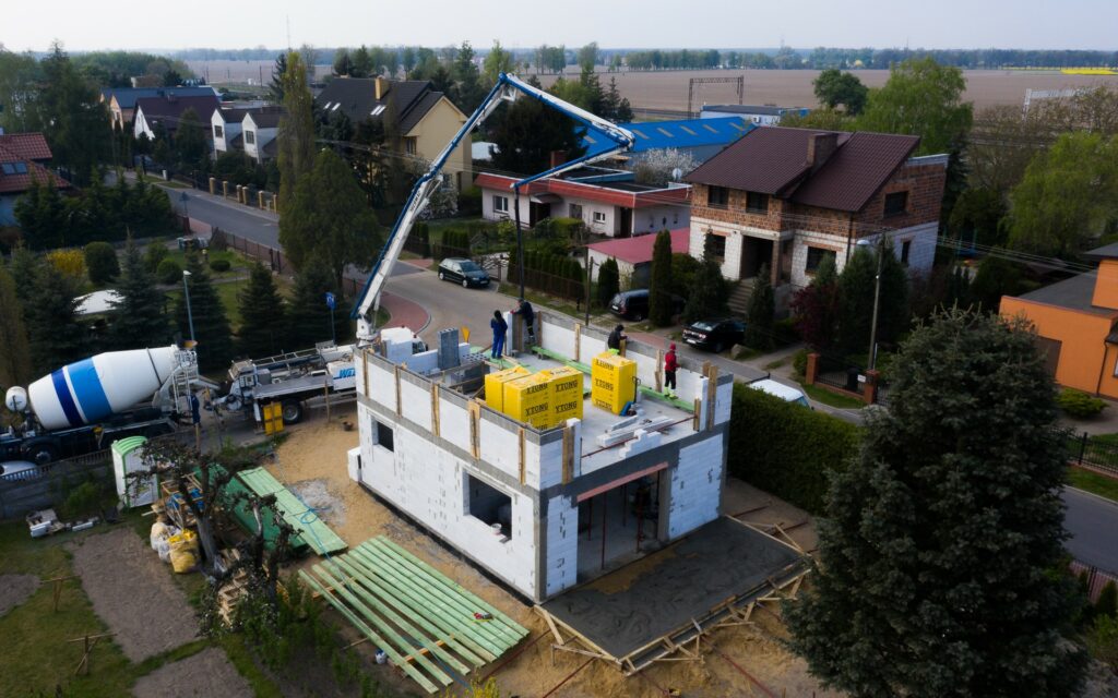 dom w motylkach złotniki